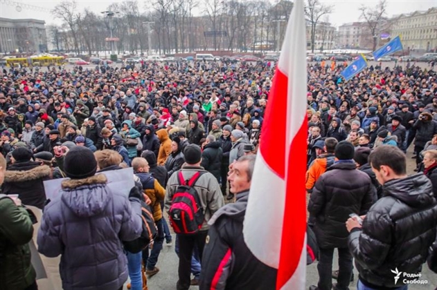 «Марш рассерженных белорусов» закончился сожжением «писем счастья» возле МНС