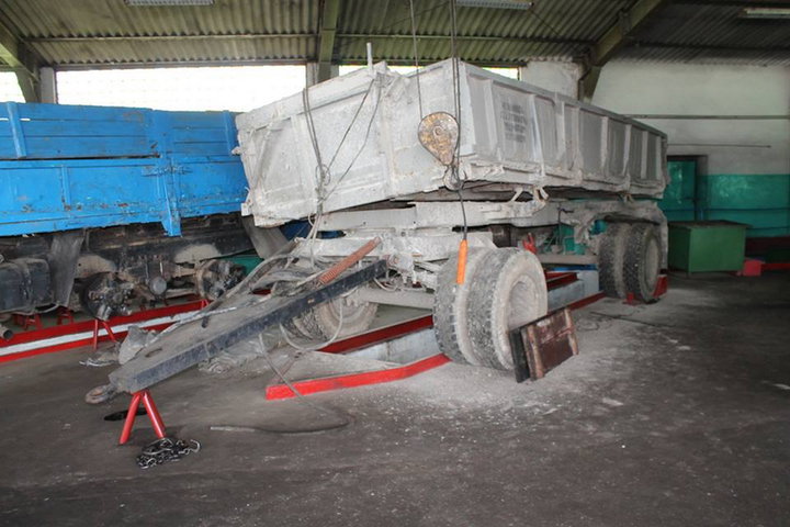 В Лиде кузовом прицепа убило автослесаря