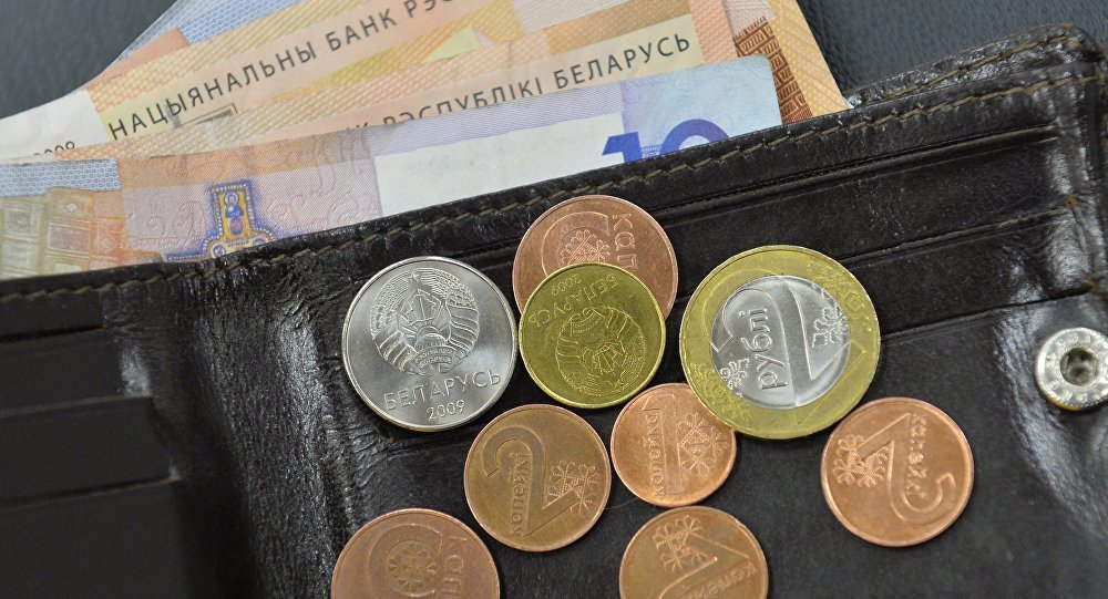 В Беларуси начала падать средняя зарплата