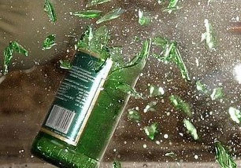 За выброшенную из окна бутылку на пенсионера завели уголовное дело