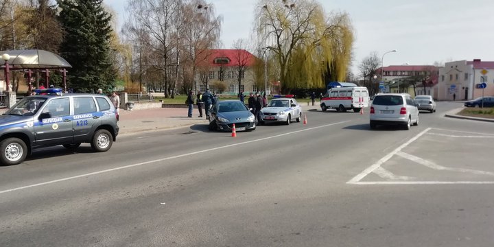 В Волковыске автомобиль въехал в людей на остановке, над ними устроили самосуд