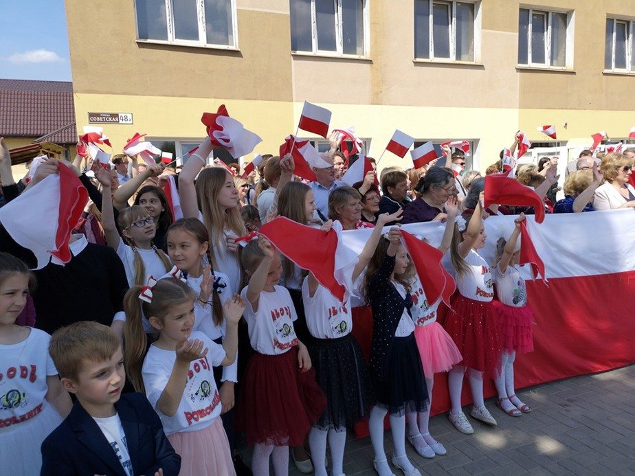 В Лиде встречали польского чиновника огромным польским флагом