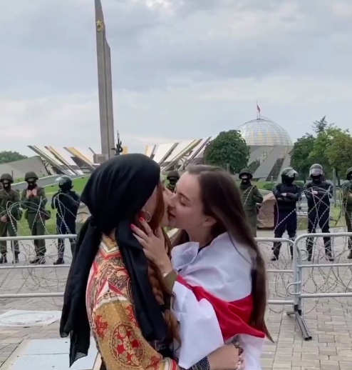 Минобороны рассказало, что военные не дрогнули при виде целующихся протестующих белорусок