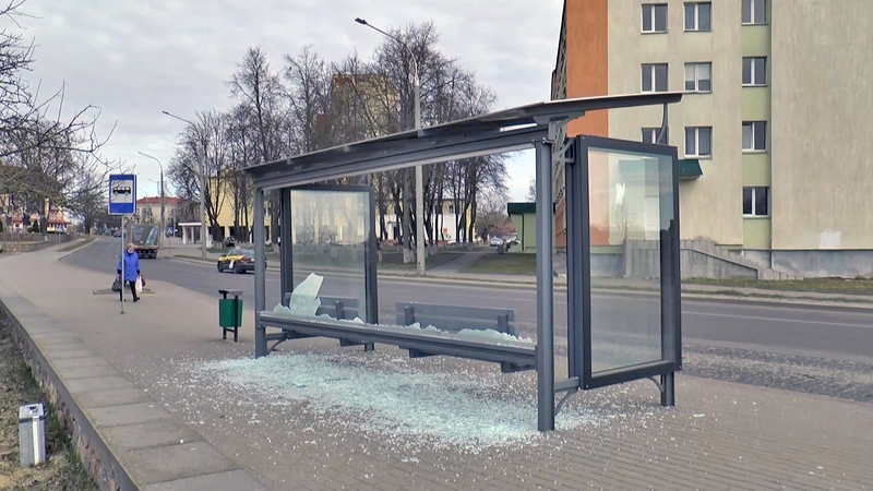 В Лиде хулиганы ночью разбили автобусную остановку 
